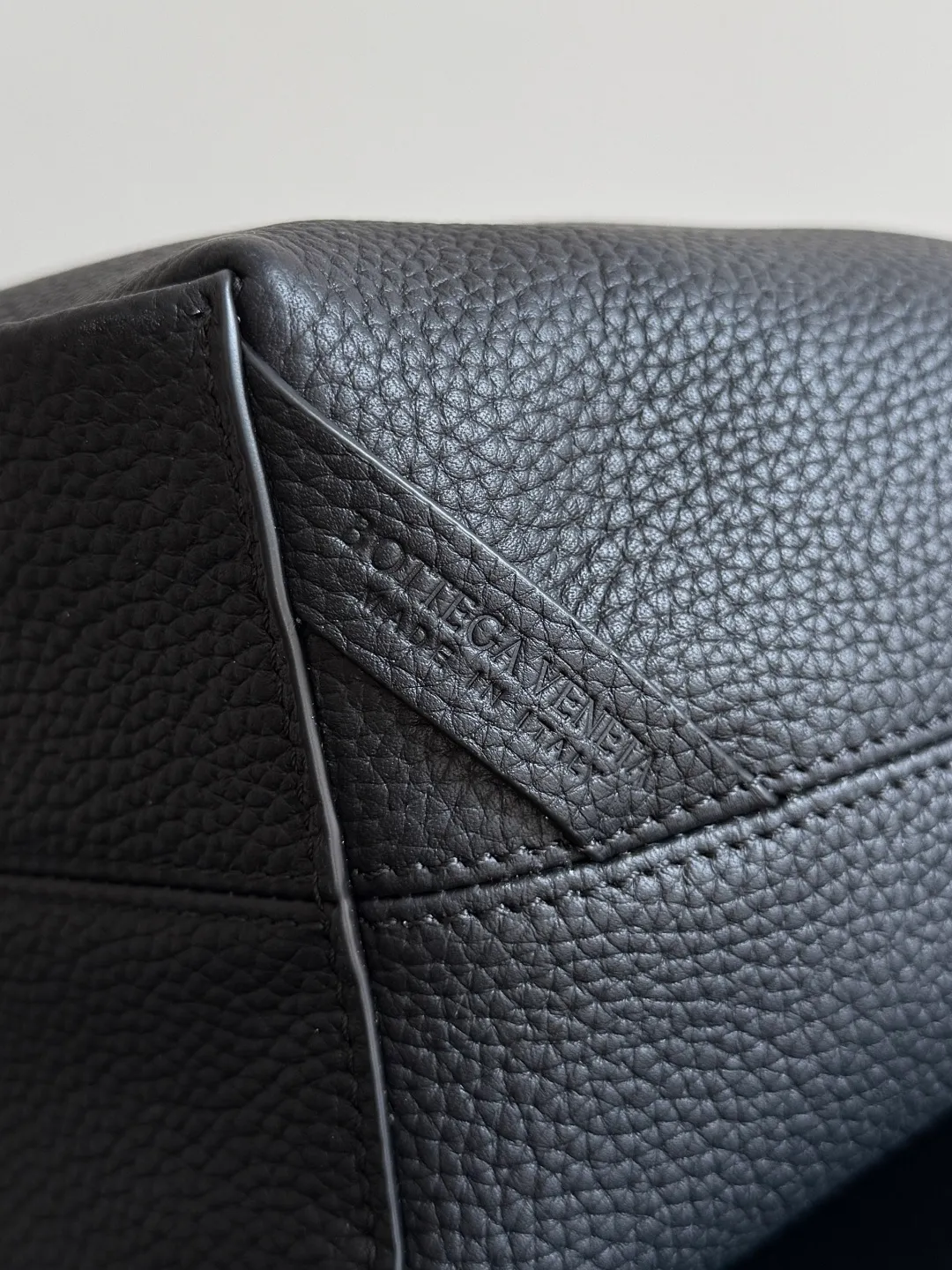 Batch 2220 Bottega Veneta small Sawyer leather model, but still light and soft, the straps can be knotted to adjust the length. Durable and large in capacity, it meets my extremely high standards for small carry-on bags. The texture of cowhide is really amazing, and it can be easily matched with both business and leisure. This bag is a Sawyer Bag that is interpreted with triangles and geometric circles👜. Its soft but indestructible appearance constitutes its fashionable beauty. You can freely adjust the length of the backpack😊No matter how complicated the world is, as long as there is a bag with you, everything will become better, and it is easy for boys and girls to control it! Style number: 815807 Size: 25*17*12cm